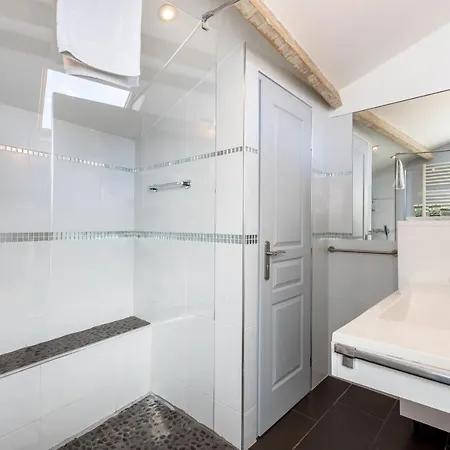 SUITE 42 Notre Dame *